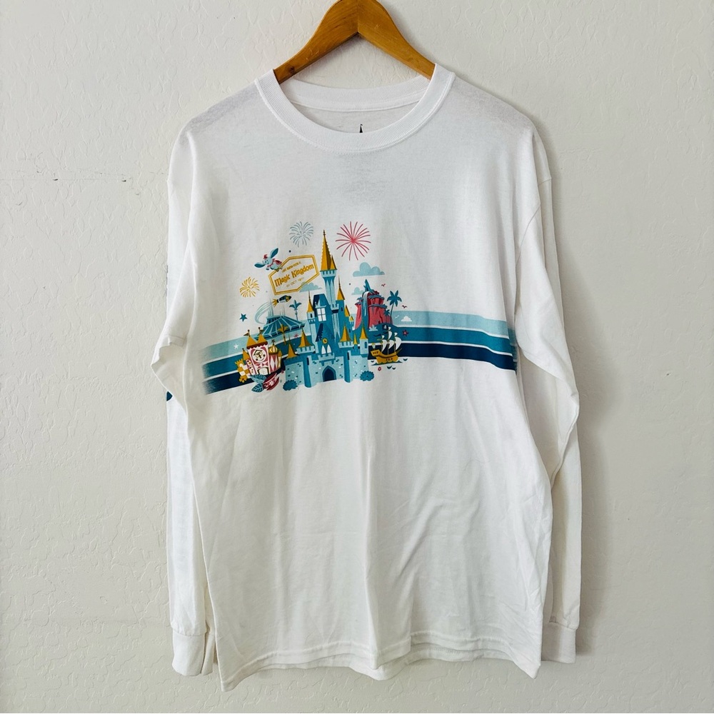 Walt Disney World White Long Sleeve Shirt Castle Graphic Magic Kingdom Medium‎